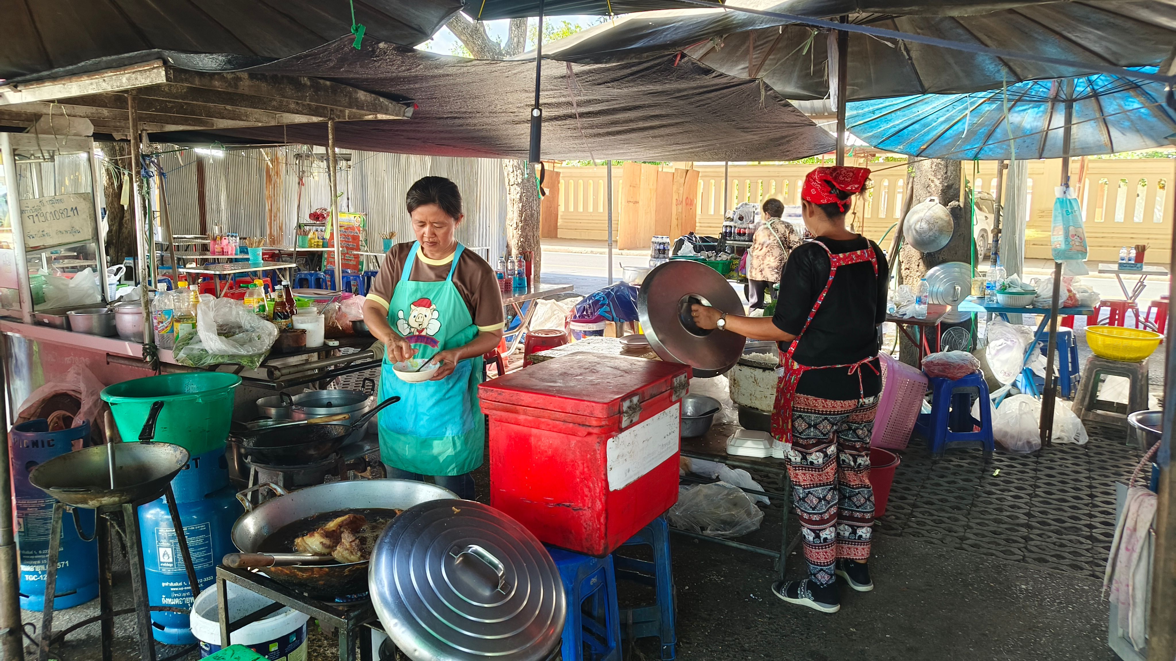 รีวิวข้าวกะเพราหมูกรอบปลาหมึก ร้านเจ๊รำพึง องค์พระปฐมเจดีย์ นครปฐม