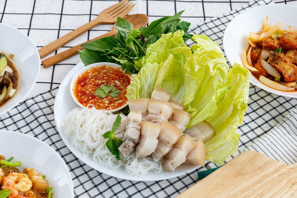 เมี่ยงหมูสามชั้น ผักสด เส้นหมี่ น้ำจิ้มรสเด็ด อร่อยเต็มคำ