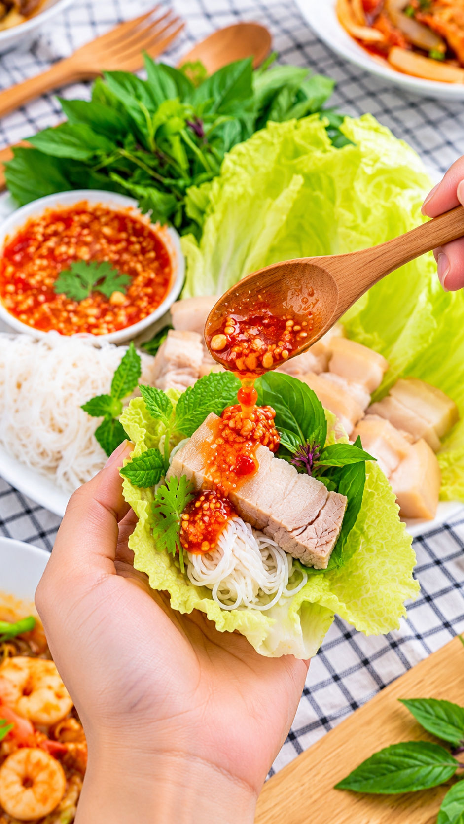 วิธีห่อเมี่ยงหมูสามชั้นกับเส้นหมี่และสมุนไพรบนใบผัก พร้อมราดน้ำจิ้ม