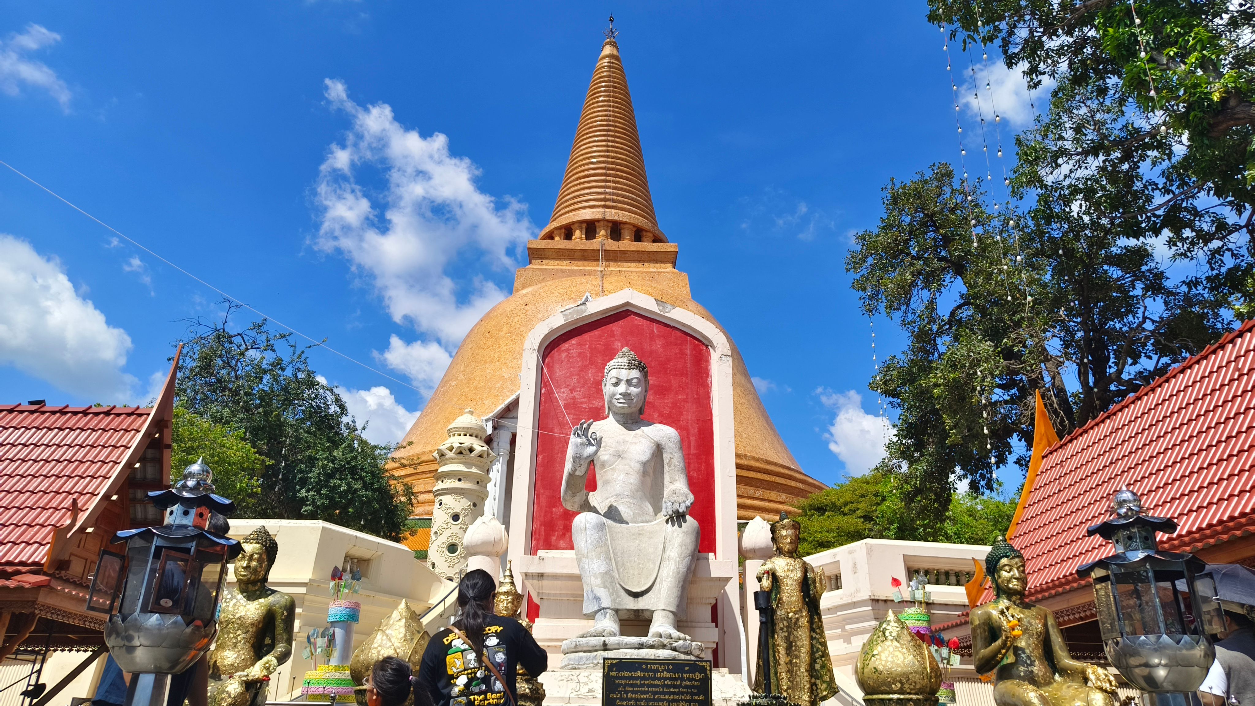 ไหว้พระปฐมเจดีย์ นครปฐม ชวนสักการะและพักใจในวันสบาย ๆ