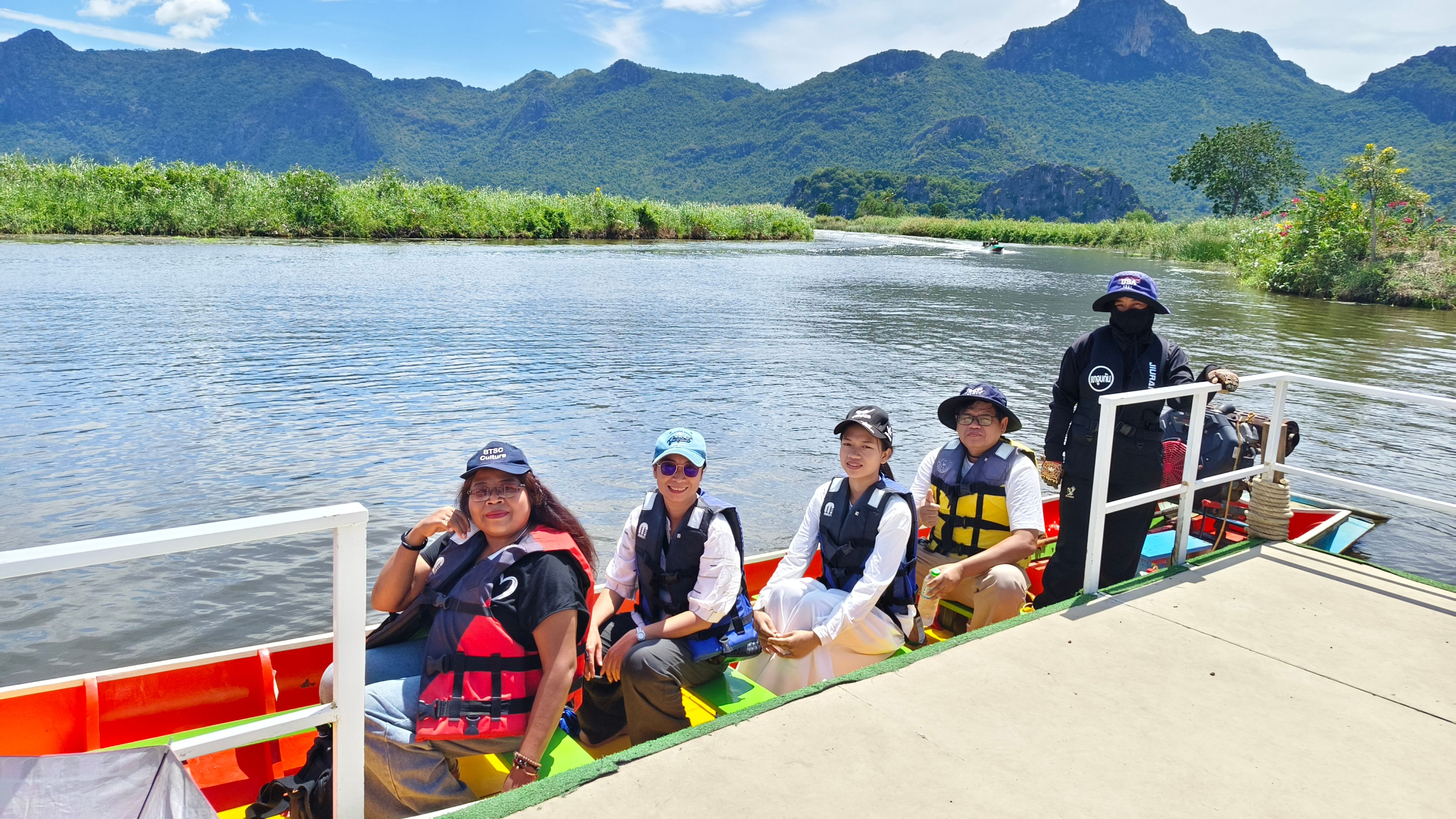 ล่องเรือชมธรรมชาติชมถ้ำเขาจูบกัน สามร้อยยอด ประจวบคีรีขันธ์