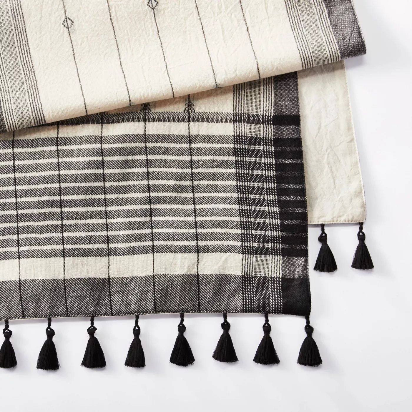 Jacquard with Lace Tassels Table Runner thumbnail 2