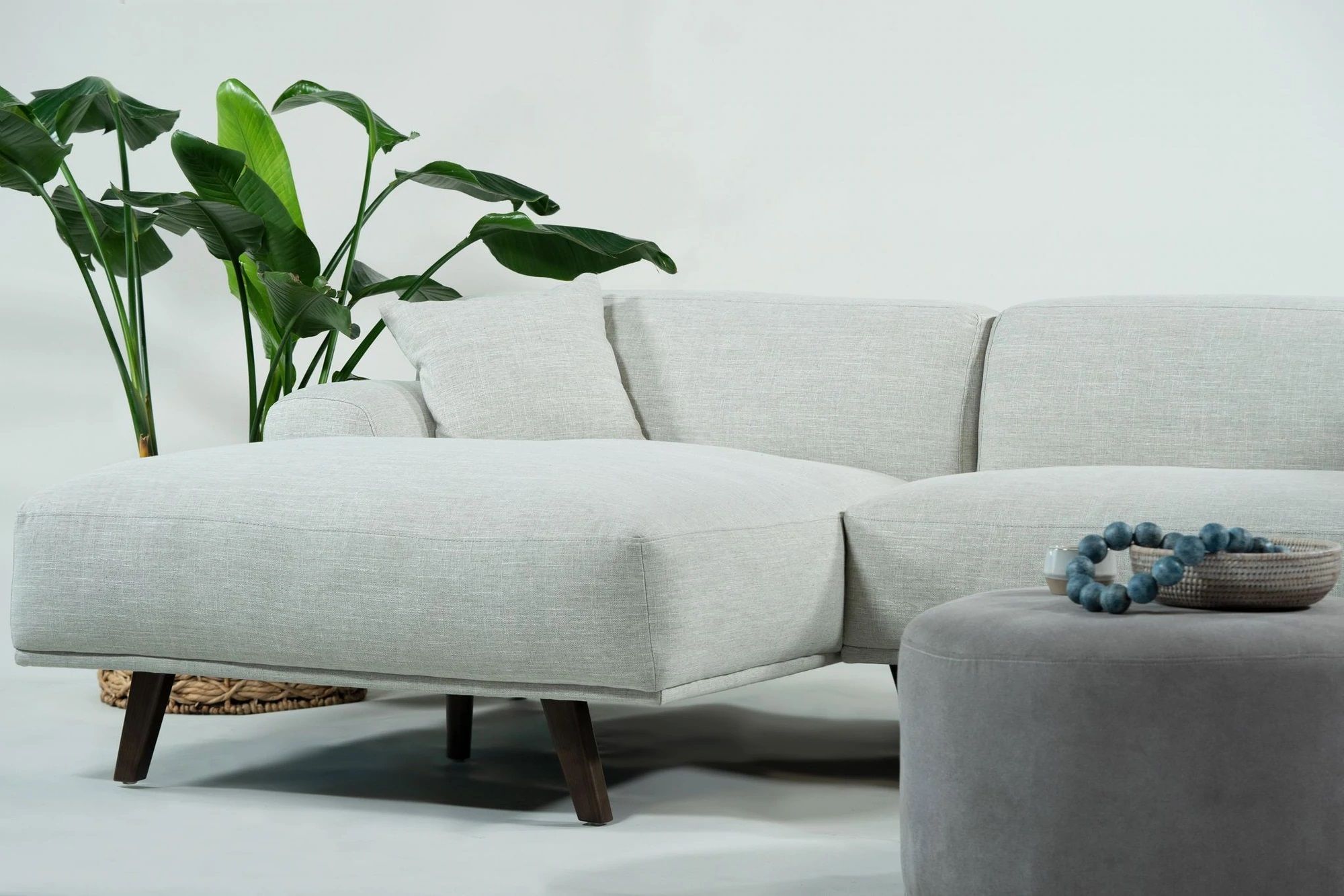 Mineta Left Facing Sectional Sofa Soho Grey thumbnail 3