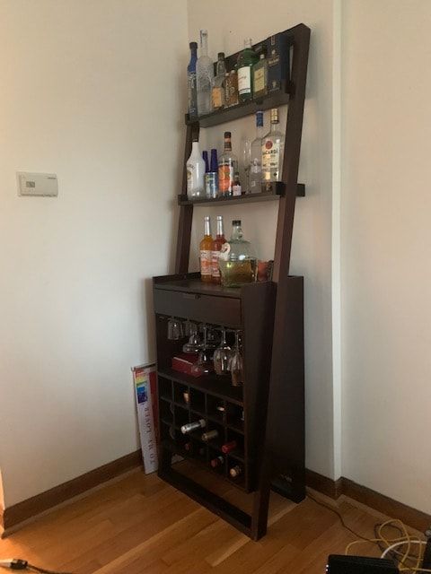 customer Standing bar thumbnail 2