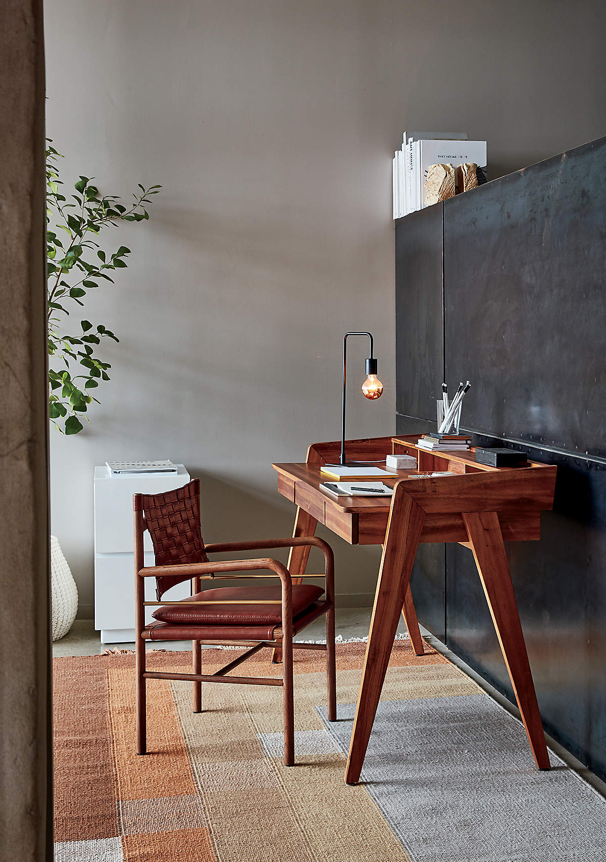 Arc Black Table Lamp thumbnail 3