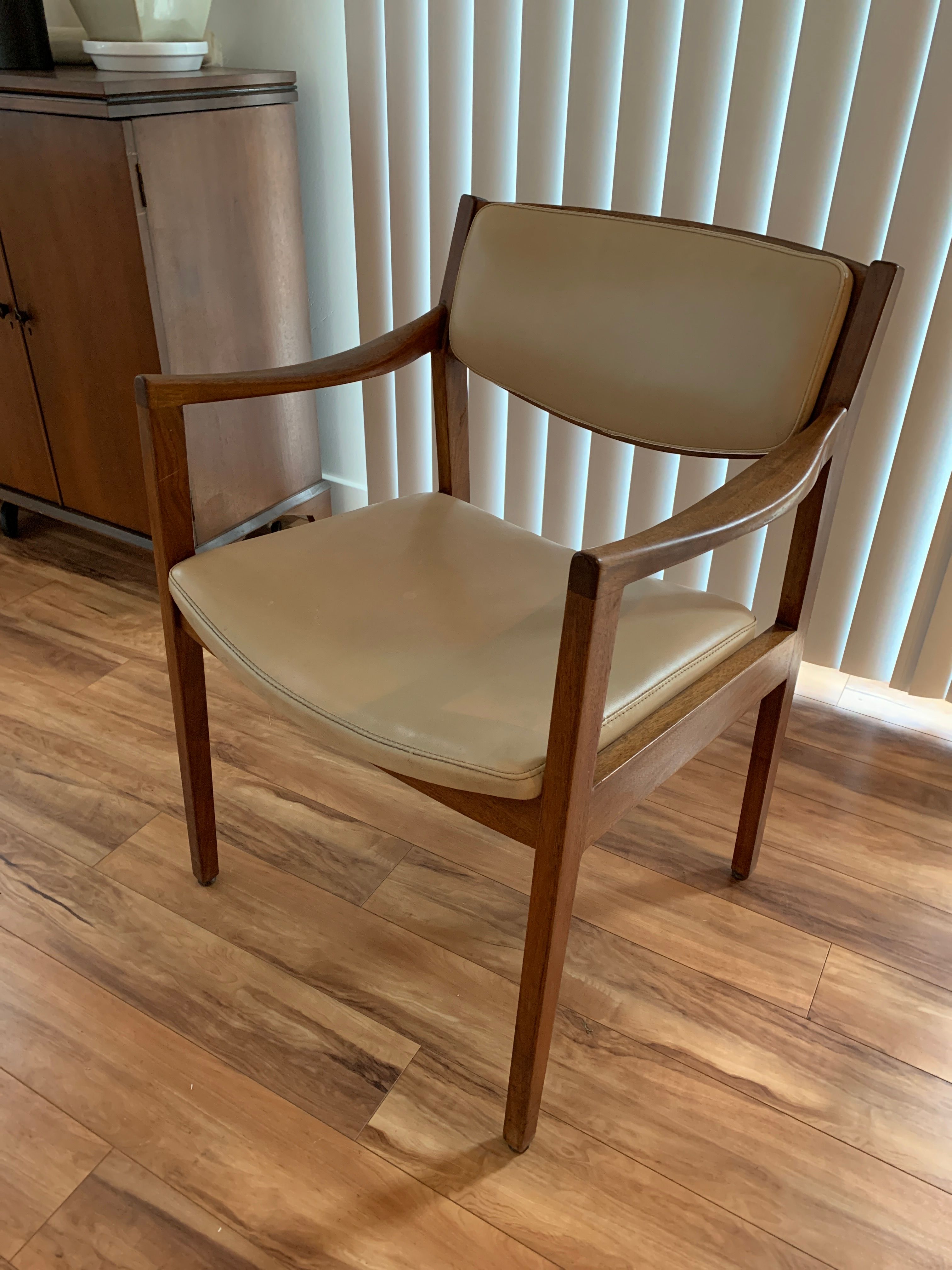 customer chair thumbnail 4