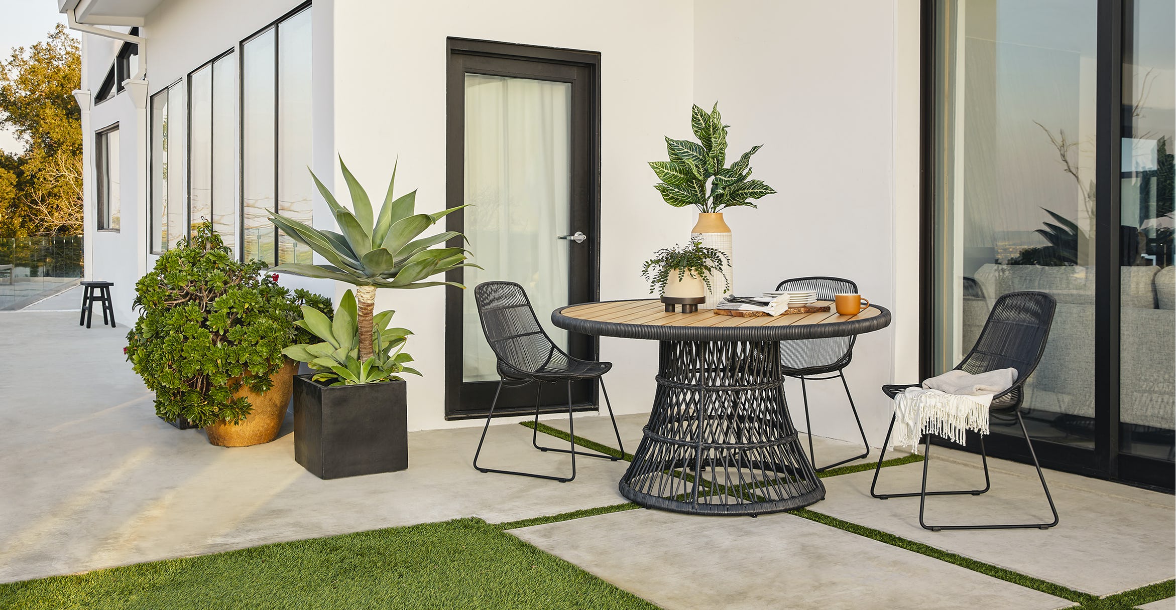 CALLIOPE BLACK DINING TABLE thumbnail 2