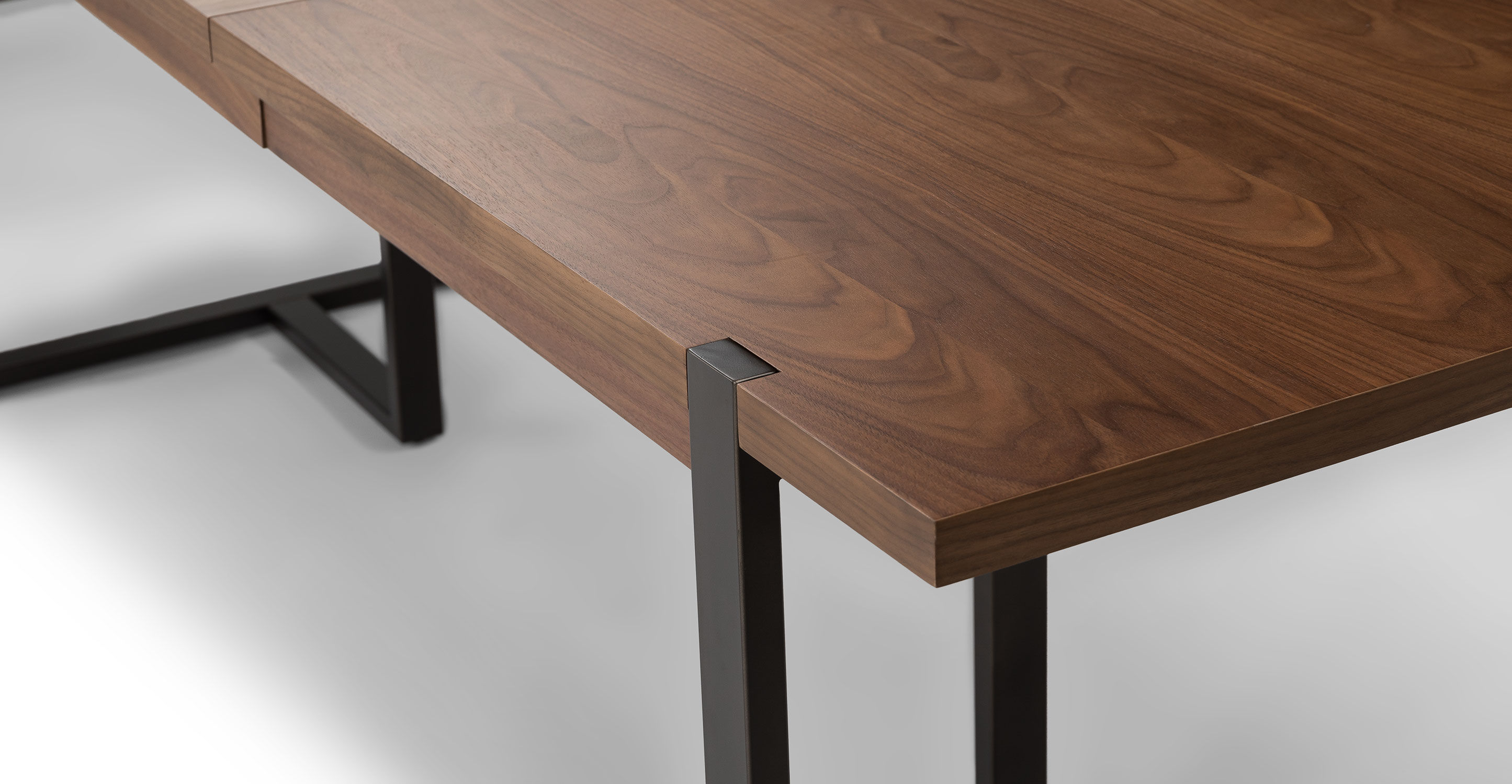 Oscuro Walnut Dining Table thumbnail 4