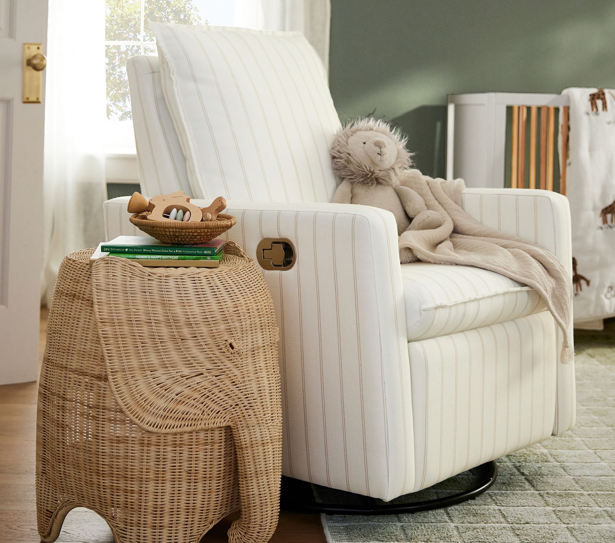 Paxton Small Spaces Manual Swivel Recliner thumbnail 2