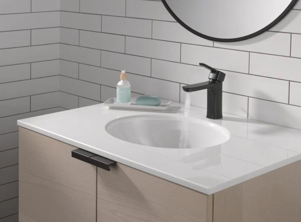 Modern Single Hole Bathroom Faucet with Drain Assembly thumbnail 2