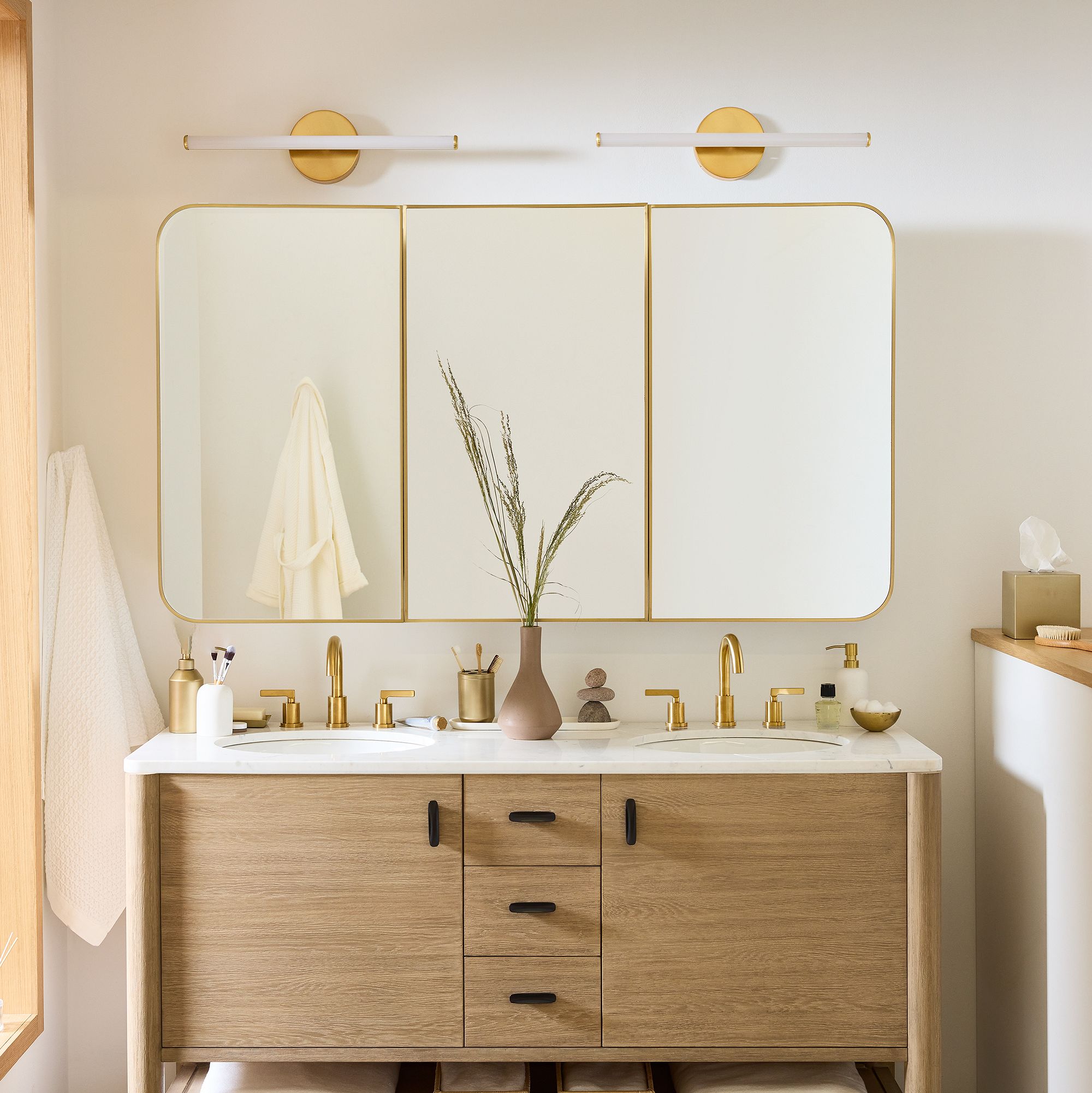 Seamless Triple Medicine Cabinet thumbnail 3