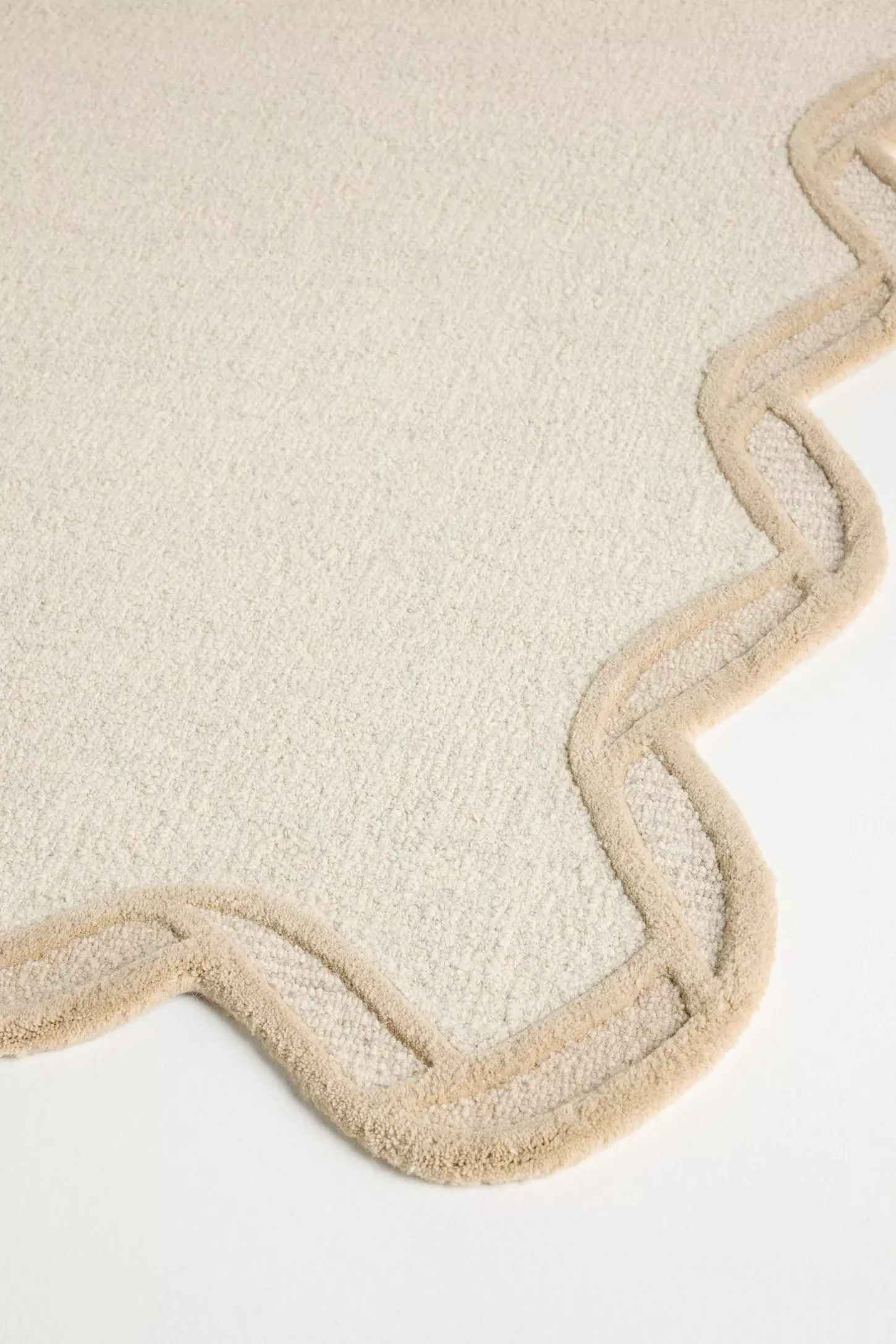 Tufted Wool Scalloped Border Rug-8'x10' thumbnail 3