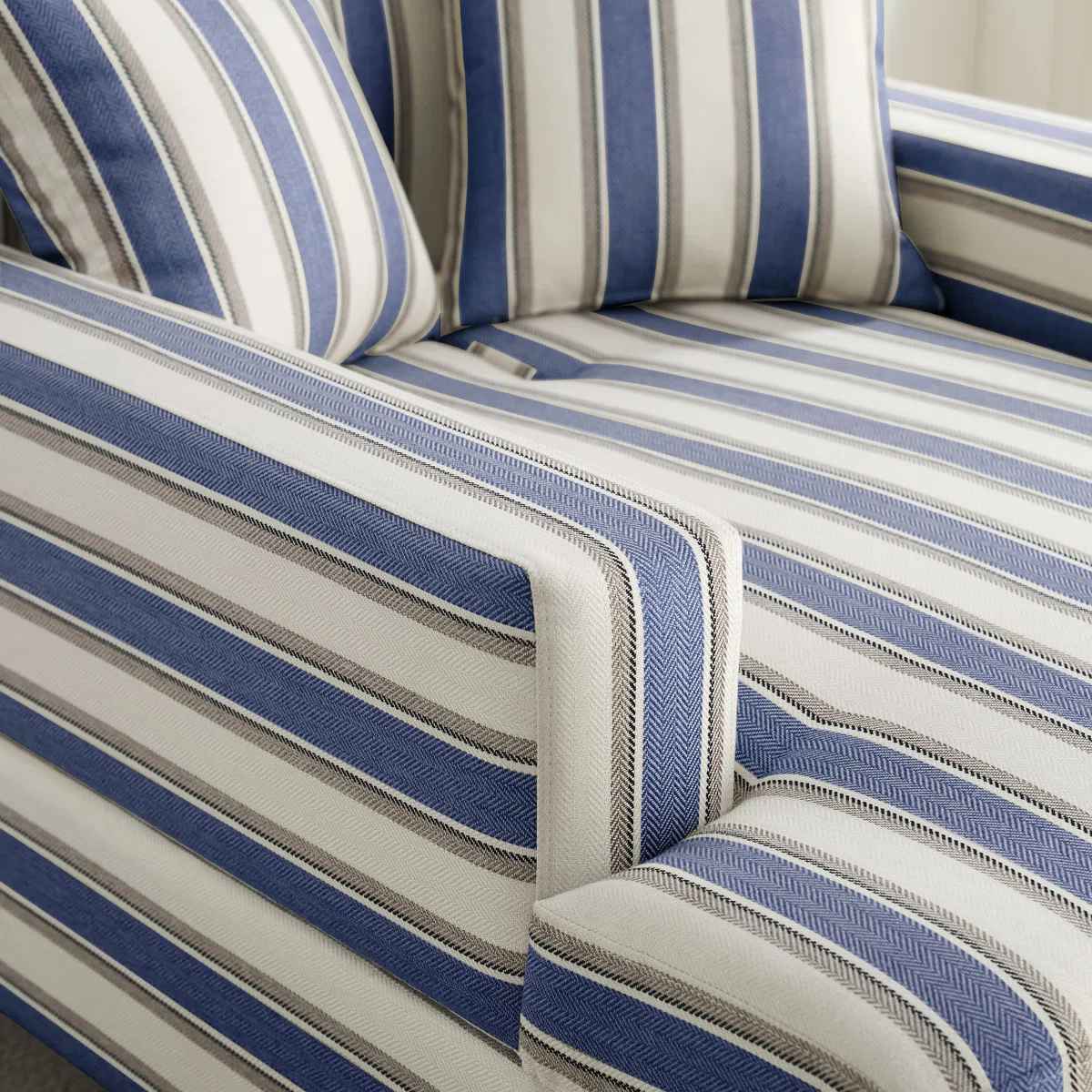 Fabric Upholstered Chaise Lounge thumbnail 4