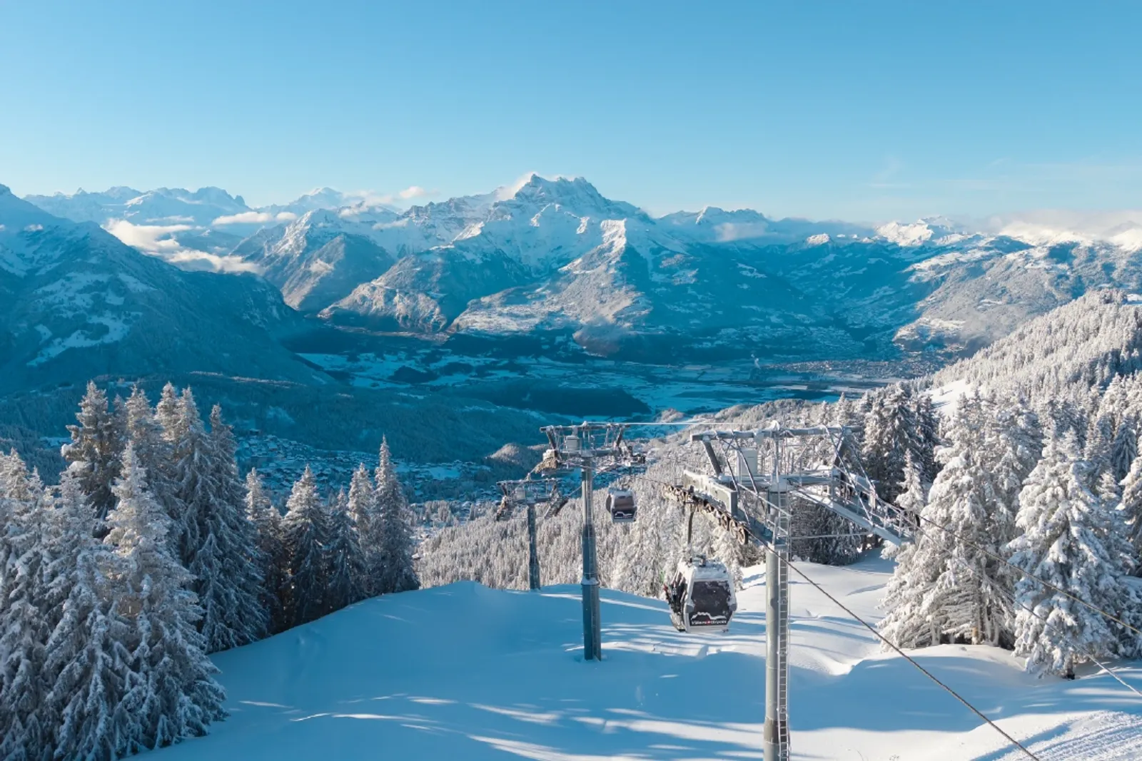 CTA Ski Roc D'orsay Télécabine on a Sunny Winters Morning