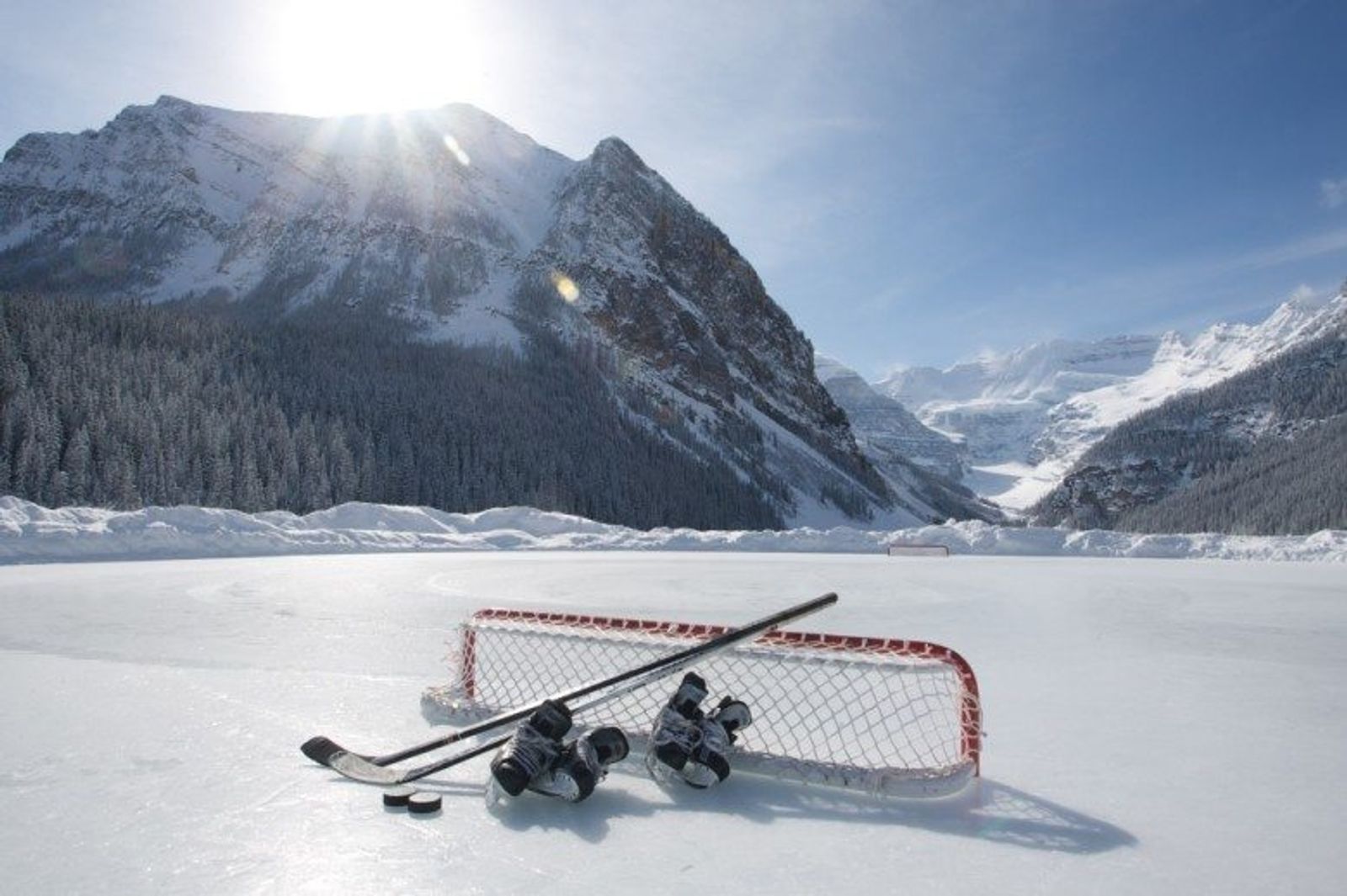 Event_Fairmont_Chateau_Lake_Louise__Pond_Hockey_2012_Craig__Douce_1_Horizontal-780x519