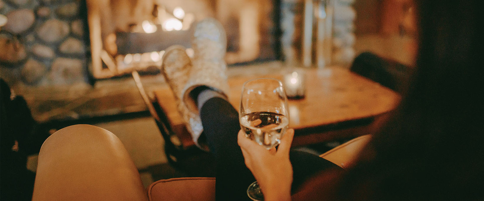 winter-vacatio-in-banff-national-park-skibig3-wine-fireplace-woman-banner