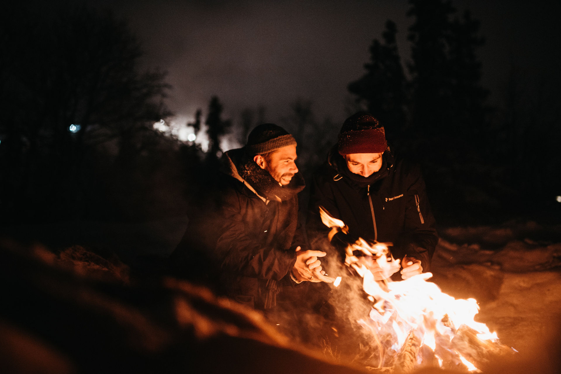 Tenne bål i naturen