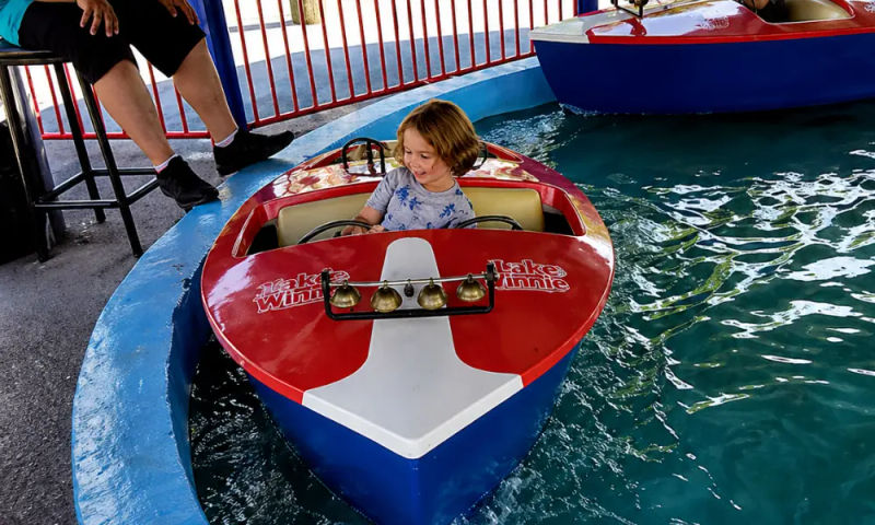 Lake Winnie 53 Ride Images Web  Kiddie Boats2