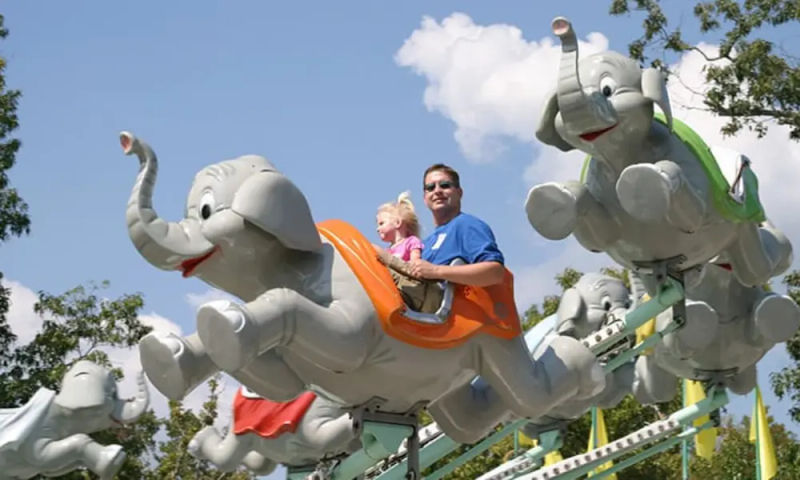 Lake Winnie 53 Ride Images Web Elephants2