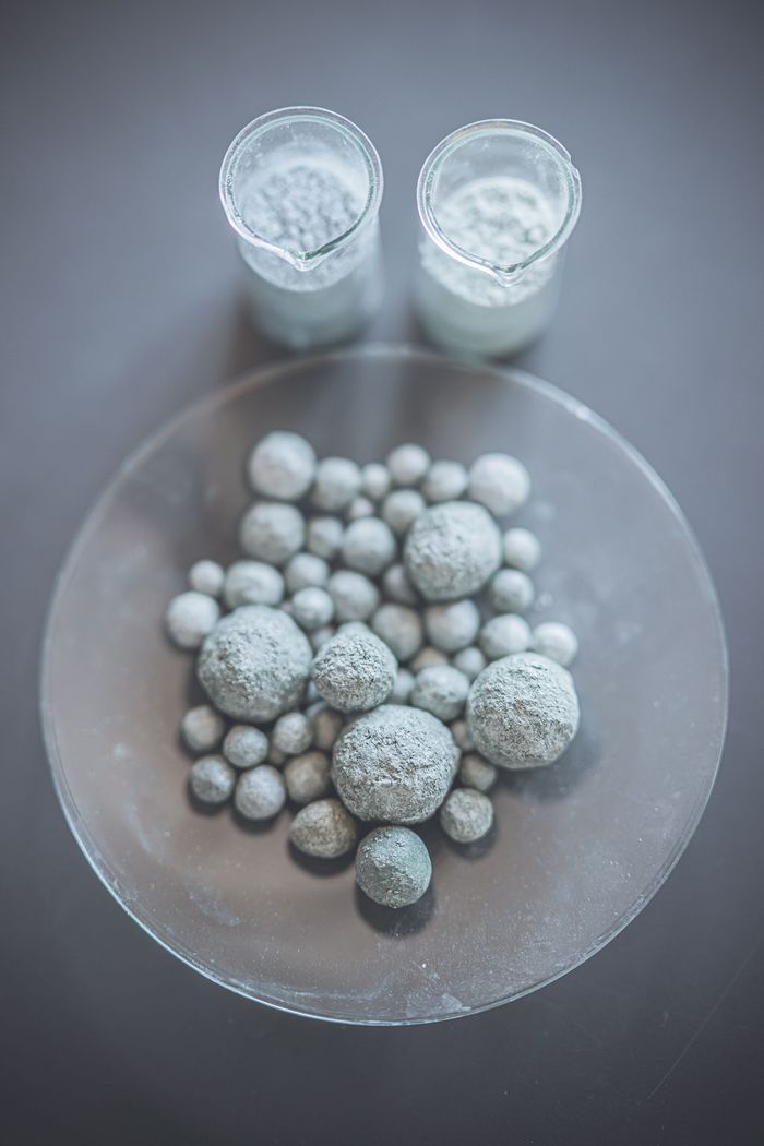 MoO₃ - oxid molybdenový