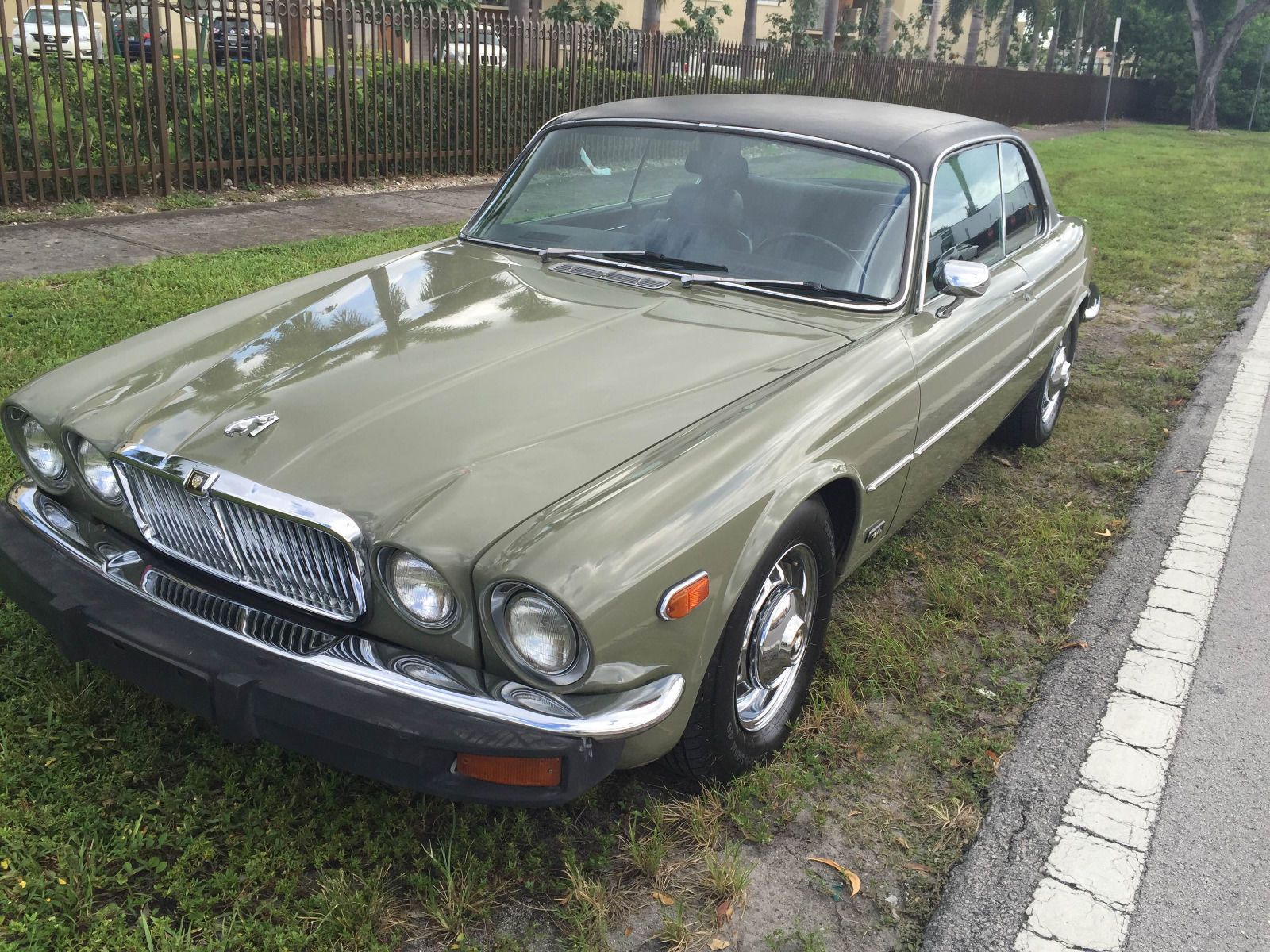 Ретро автомобиль Jaguar xj6