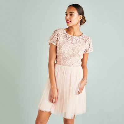 yumi lace prom dress