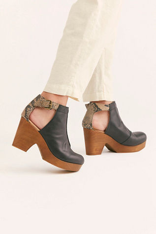 amber orchard clog black