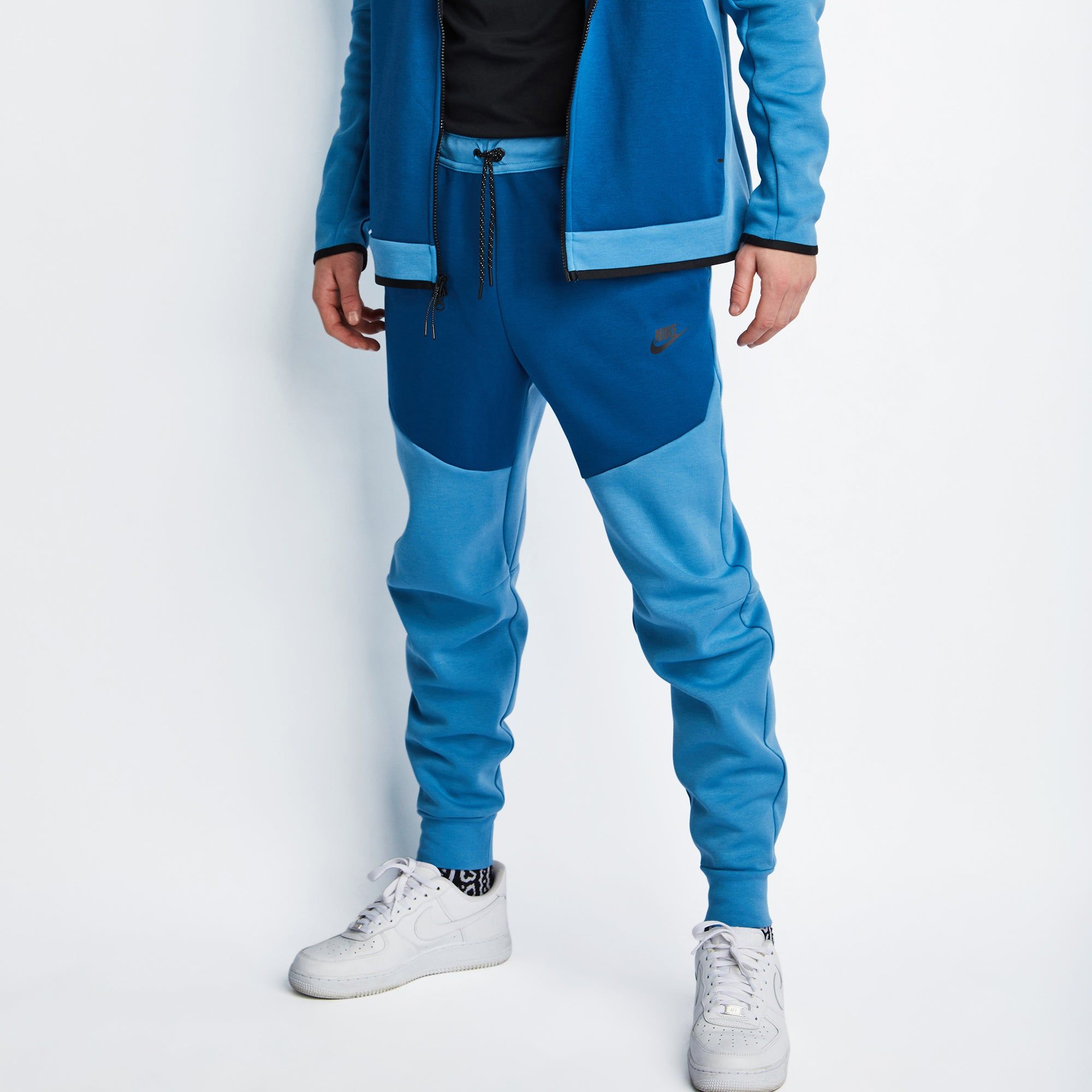 Nike tech fleece hot sale pants foot locker