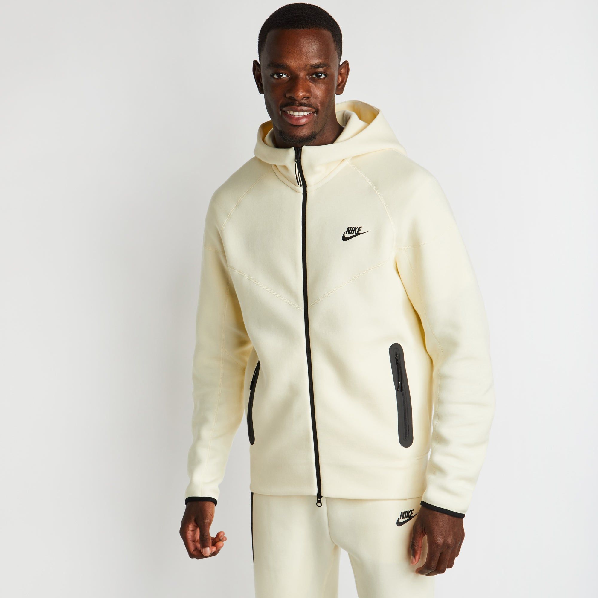 Nike tech fleece shop hoodie foot locker