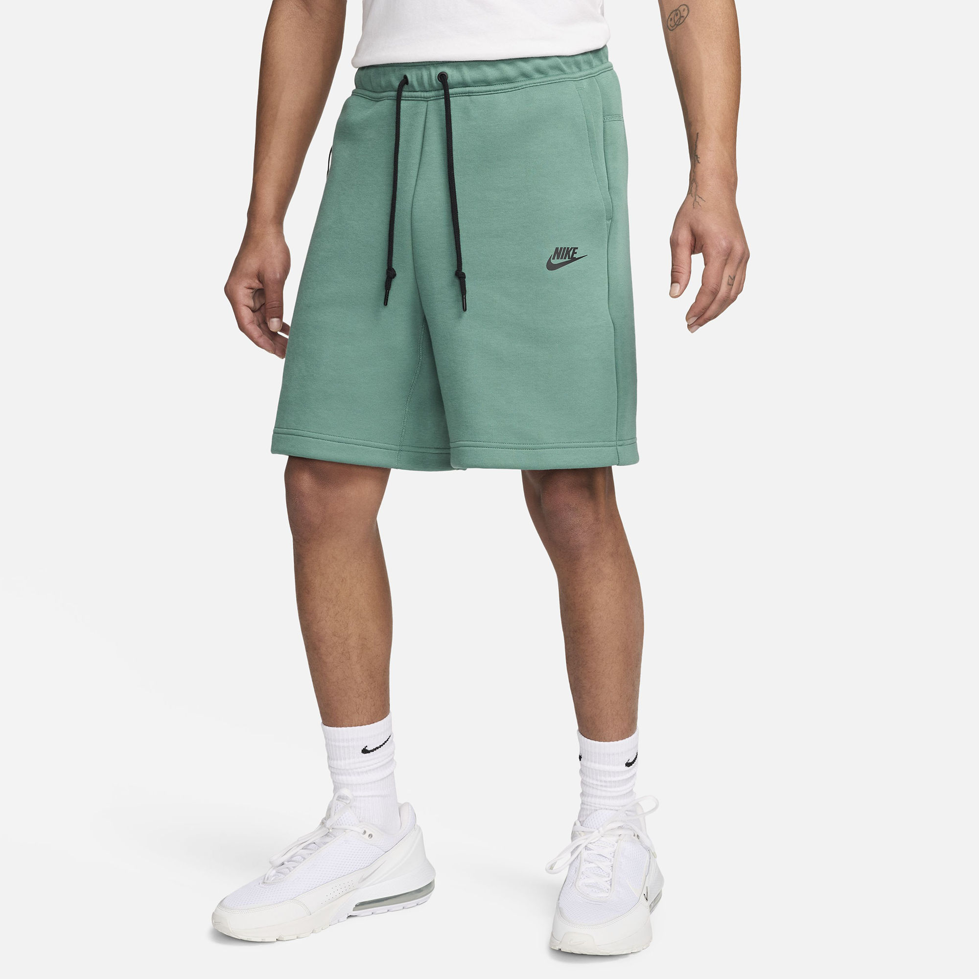Nike tech fleece shorts foot locker hot sale