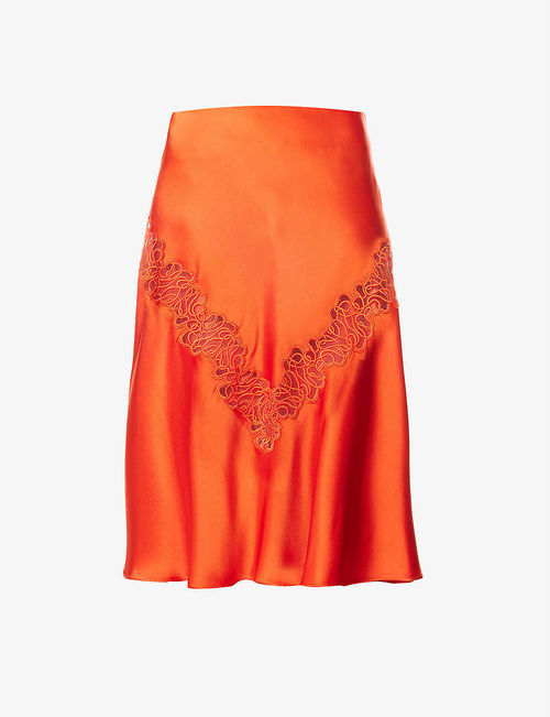 Main lace-embroidered satin...