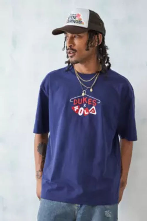 sund fornuft Agnes Gray Et kors FILA x Dukes Cupboard UO Exclusive Navy Logan T-Shirt - Blue L at Urban  Outfitters | £39.00 | Octer
