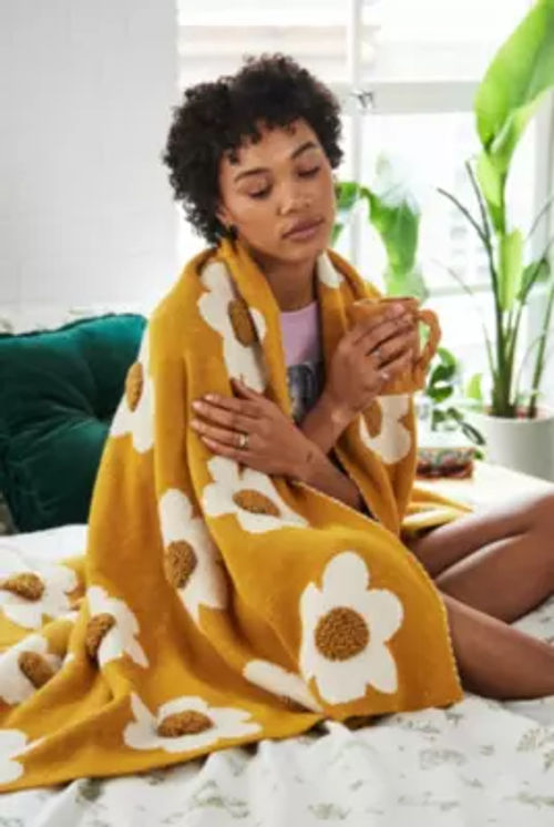 Tufted Daisy Blanket - Yellow...