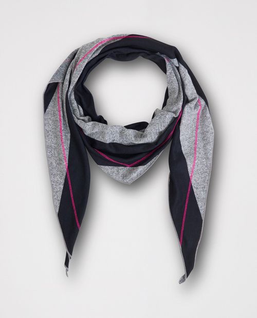 Gestreiftes Tuch mit pinken...