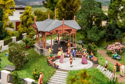 Musikpavillon mit tanzenden...