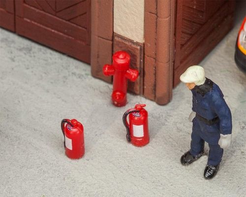 6 Feuerlöscher und 2 Hydrante