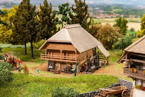 Lagerhaus mit Obstpresse -...
