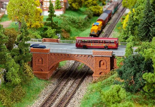 Eisenbahn-/Straßenbrücke