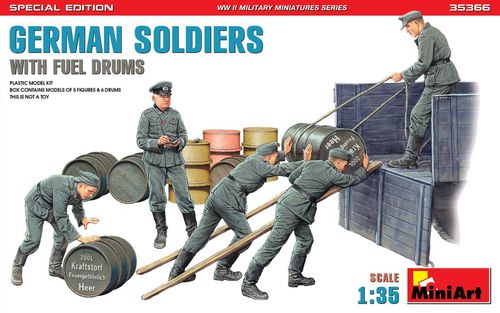 Soldaten m. Kraftstofffässern...
