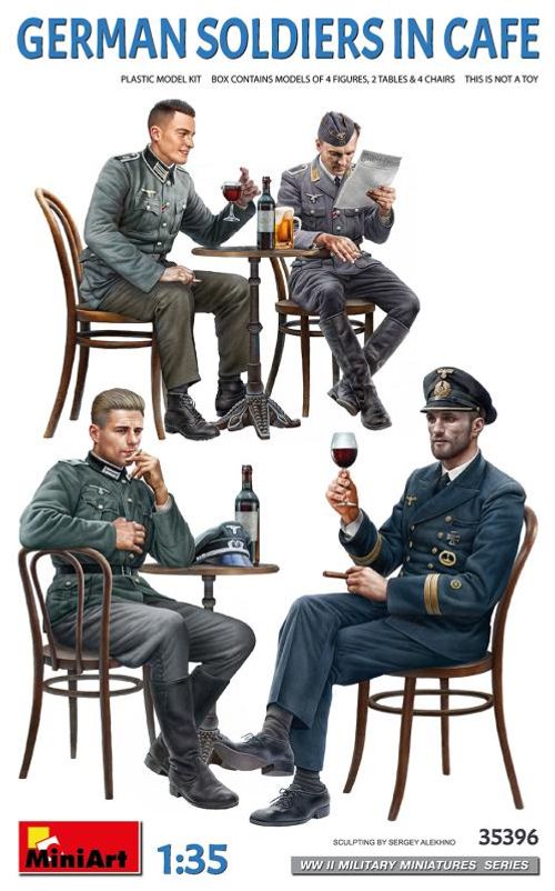 Deutsche Soldaten im Café (4)