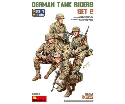 Dt. Panzerbesatzung sitzend...