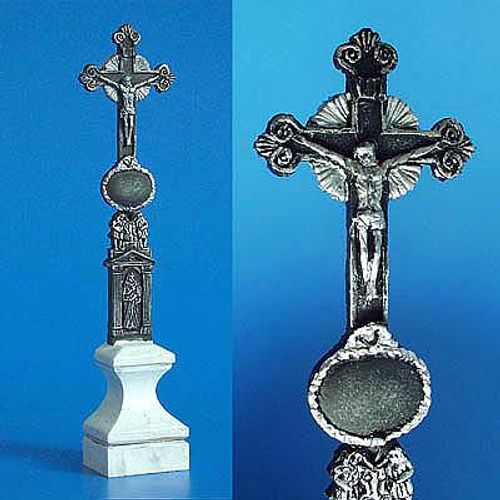 Kreuz auf Sockel (INRI)