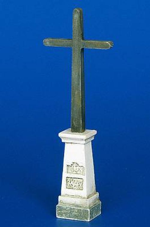 Kreuz auf einem Podest