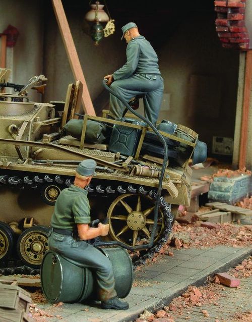 German crew refuelling tank-2...