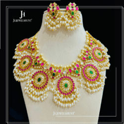 Kundan jadau Guttupusallu Haram with earrings