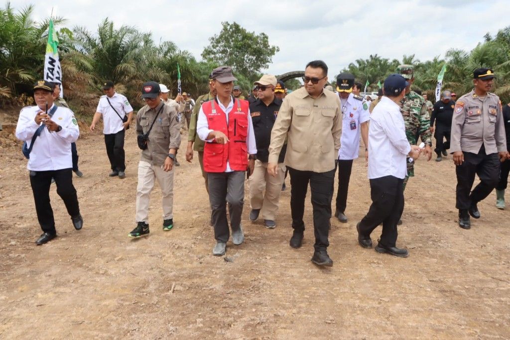 bupati kukar tinjau jalan penghubung  kukar - kutim,  percepat akses antar wilayah