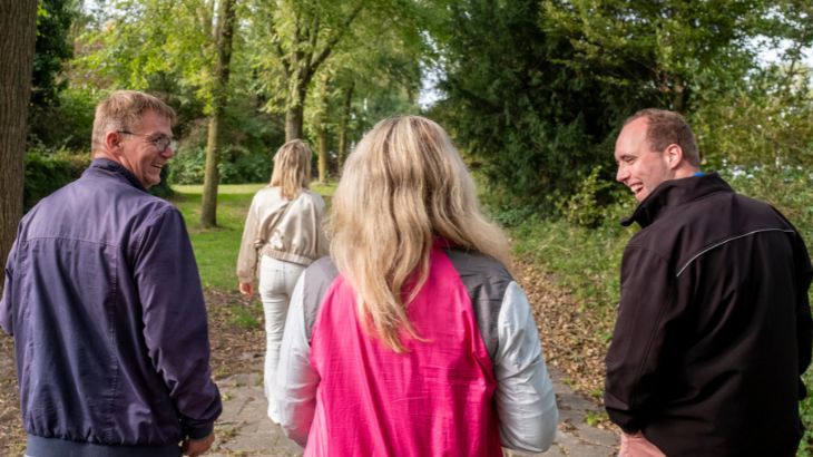 Thumbnail foto van activiteit: Aan de wandel