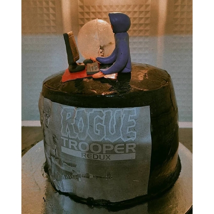 Gamersthemed  cake with edible lamp