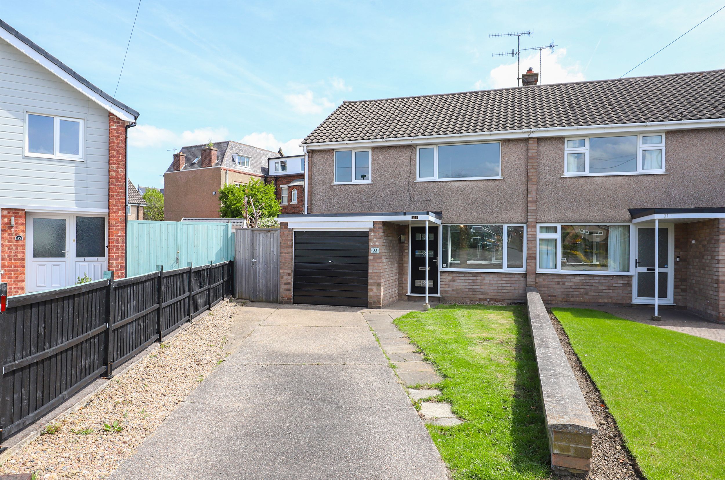 Oakley Avenue, Chesterfield, S40 Street