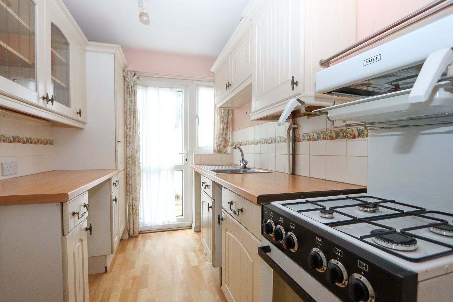 Highland Avenue, Loughton, IG10 Street